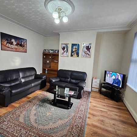 Spacious Two Bedroom House, Parking And Wifi Leeds  Dış mekan fotoğraf