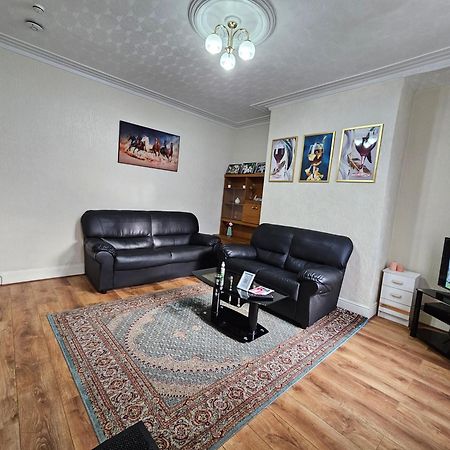 Spacious Two Bedroom House, Parking And Wifi Leeds  Dış mekan fotoğraf