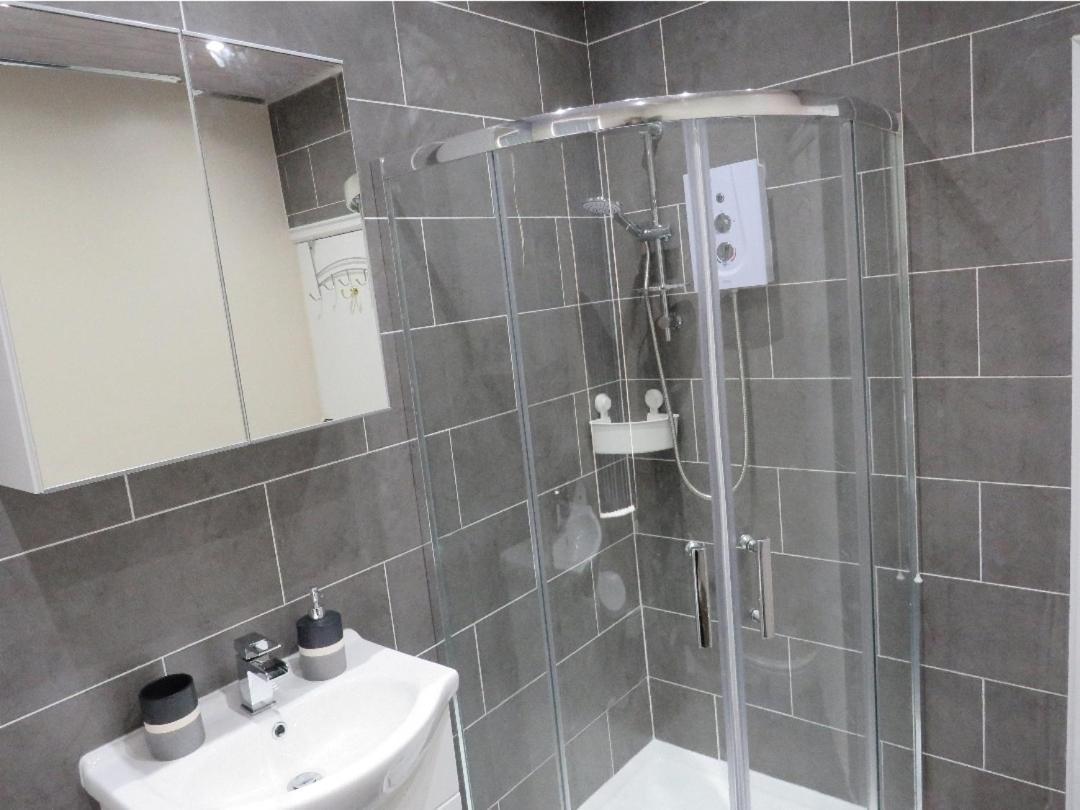 Spacious Two Bedroom House, Parking And Wifi Leeds  Dış mekan fotoğraf
