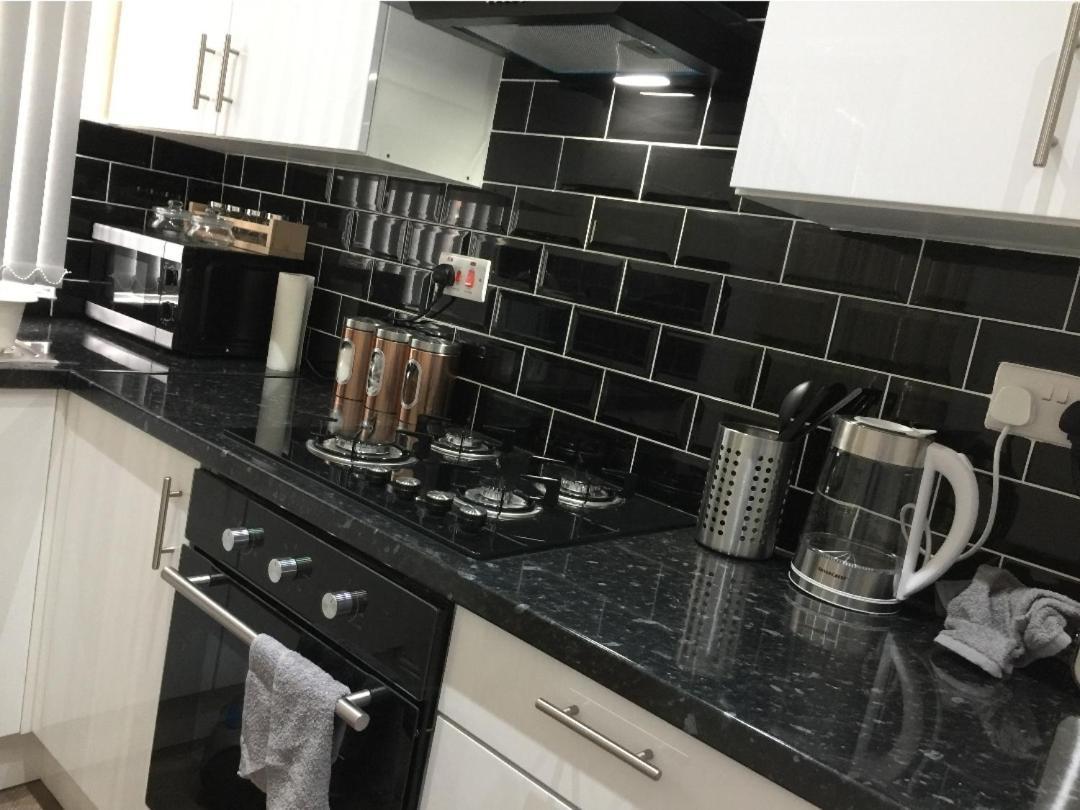 Spacious Two Bedroom House, Parking And Wifi Leeds  Dış mekan fotoğraf