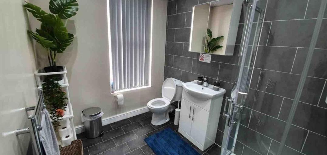 Spacious Two Bedroom House, Parking And Wifi Leeds  Dış mekan fotoğraf