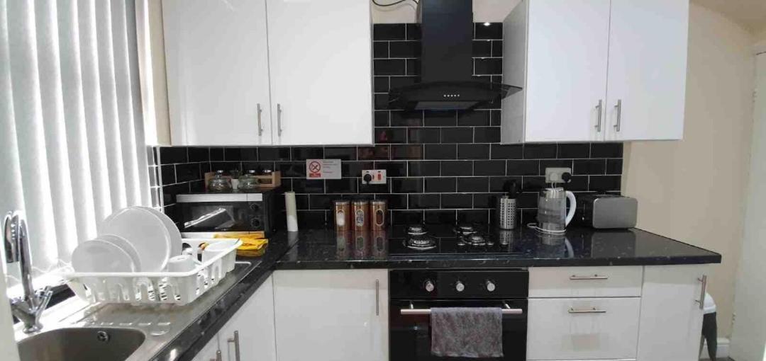 Spacious Two Bedroom House, Parking And Wifi Leeds  Dış mekan fotoğraf