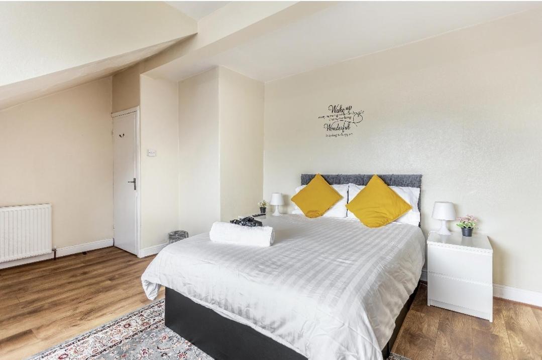 Spacious Two Bedroom House, Parking And Wifi Leeds  Dış mekan fotoğraf