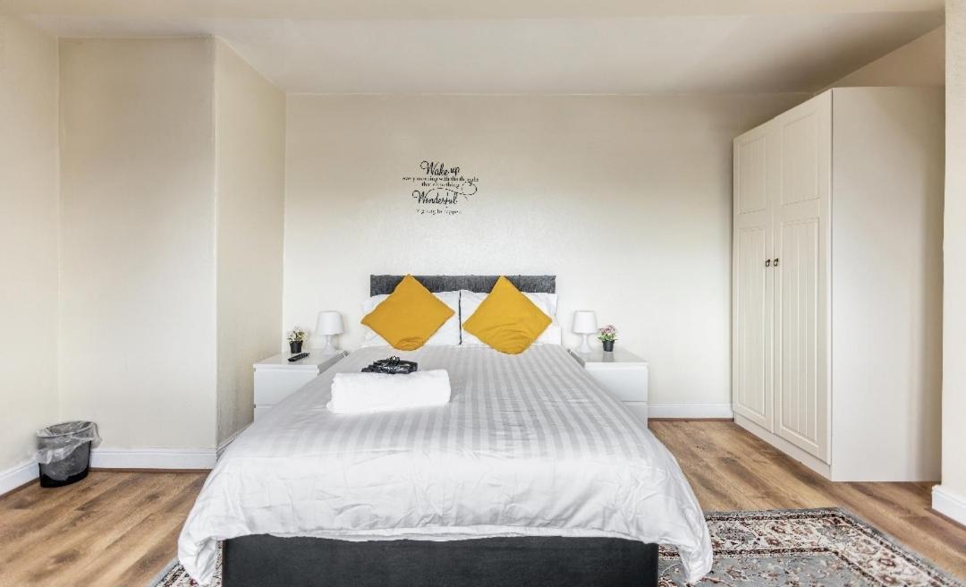 Spacious Two Bedroom House, Parking And Wifi Leeds  Dış mekan fotoğraf
