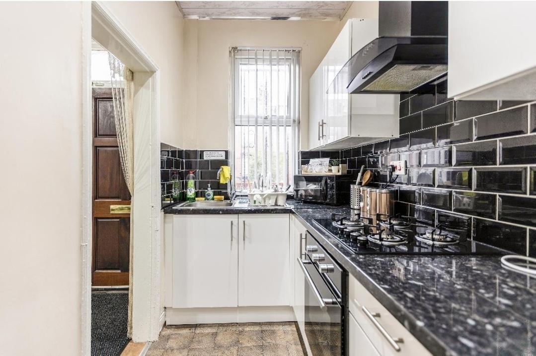 Spacious Two Bedroom House, Parking And Wifi Leeds  Dış mekan fotoğraf