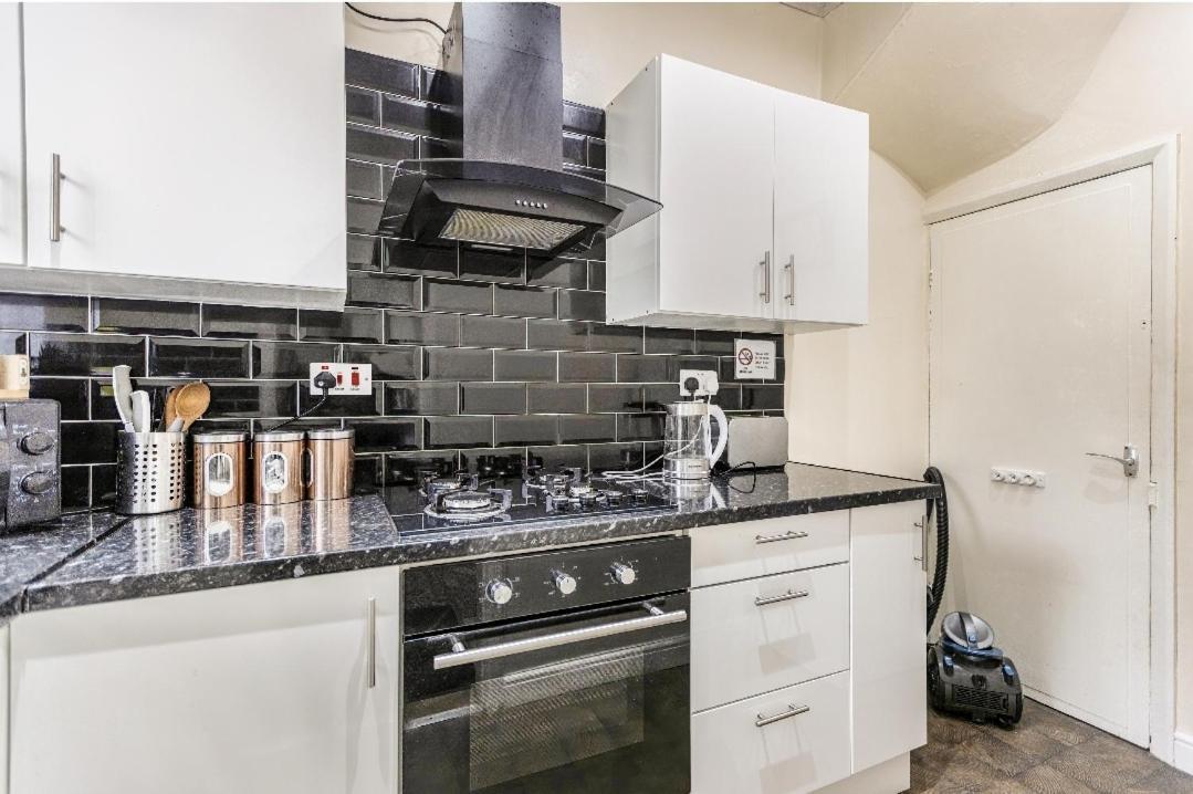 Spacious Two Bedroom House, Parking And Wifi Leeds  Dış mekan fotoğraf