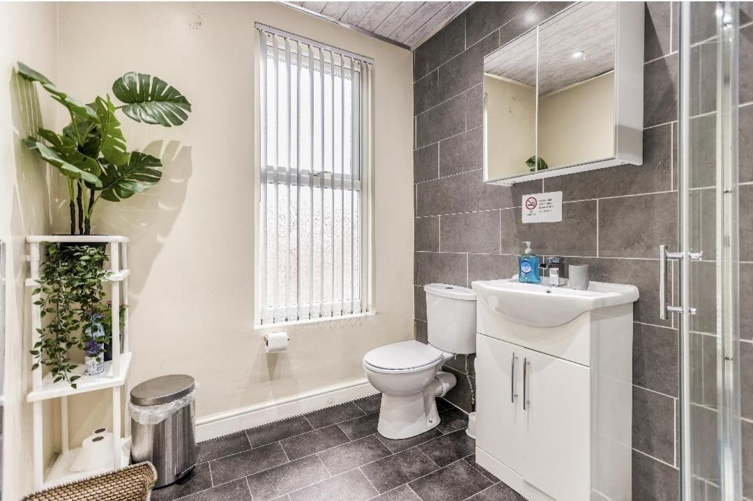 Spacious Two Bedroom House, Parking And Wifi Leeds  Dış mekan fotoğraf